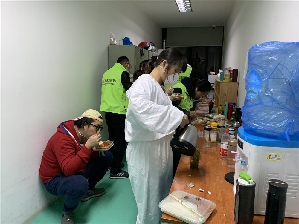 綠馬甲&ldquo;浦東青年志愿者&rdquo;，的一次晚班志愿服務(wù)