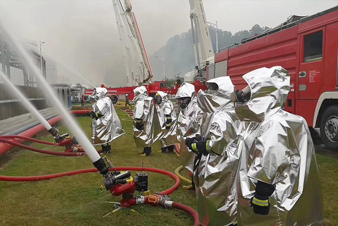 上海誠格超輕便攜隔熱斗篷亮相廣州大型石油化工滅火救援實(shí)戰(zhàn)演練現(xiàn)場