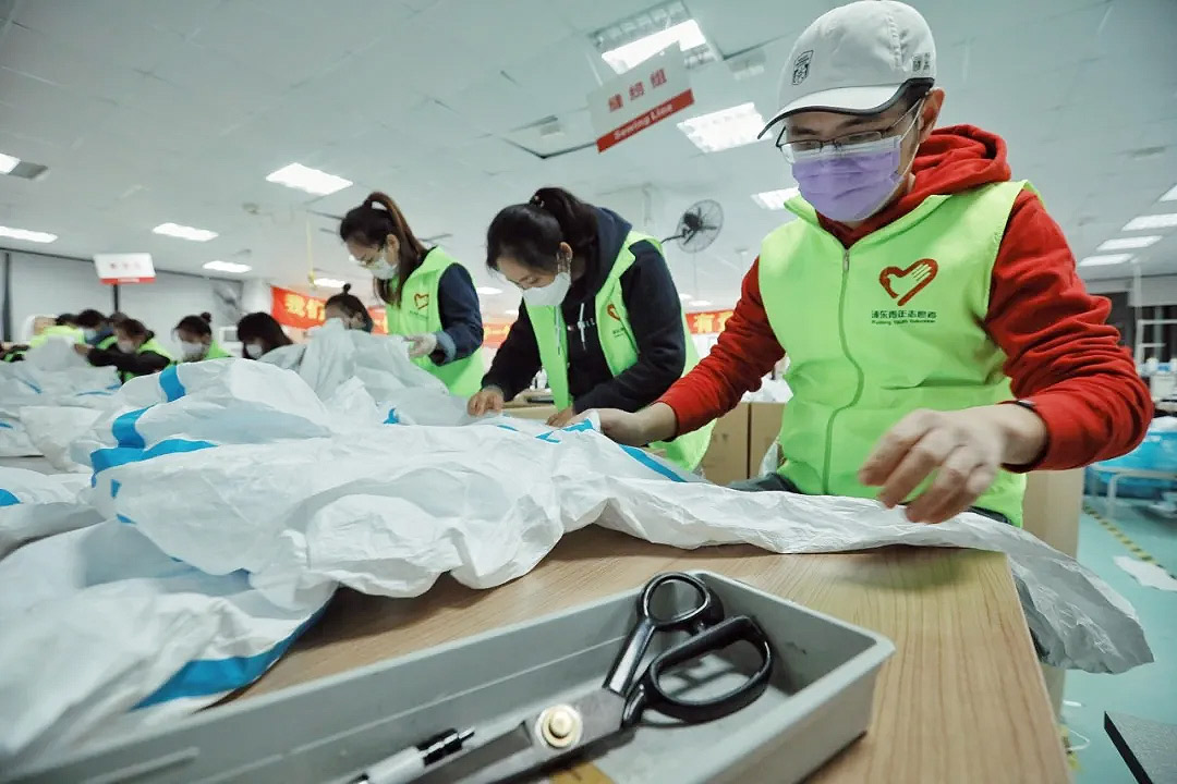 這些“守護(hù)者”們?cè)谏虾Ｕ\(chéng)格干了件大事！——20天，750人次，經(jīng)手近4萬(wàn)件防護(hù)服！